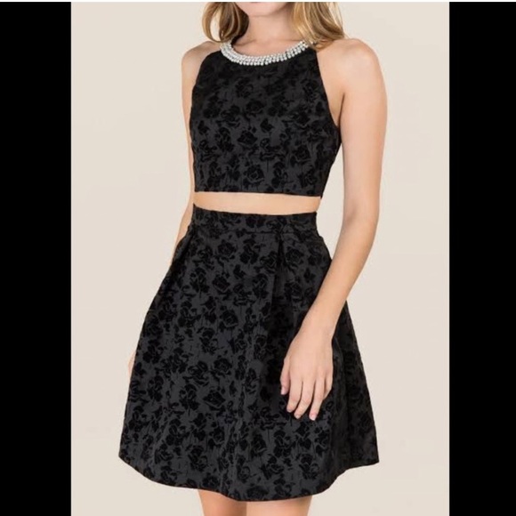 NWT Francesca’s Velvet Floral Pearl Halter Cut Out Cocktail Mini Dress - Picture 2 of 7